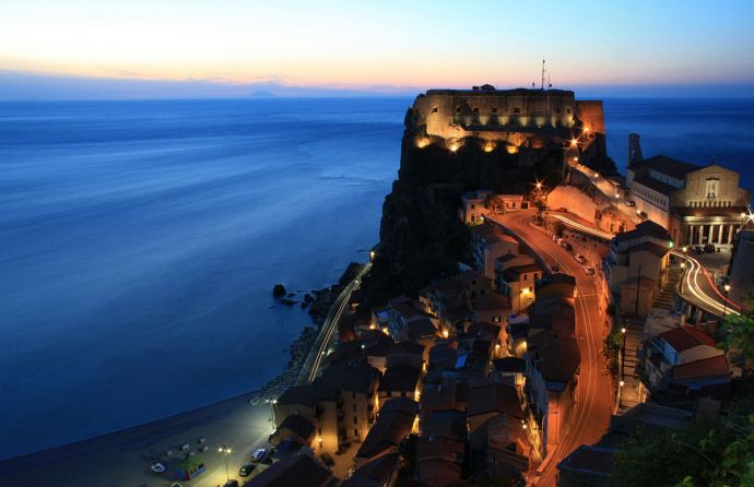 Veduta notturna di Scilla con castello Ruffo