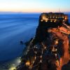 Veduta notturna di Scilla con castello Ruffo