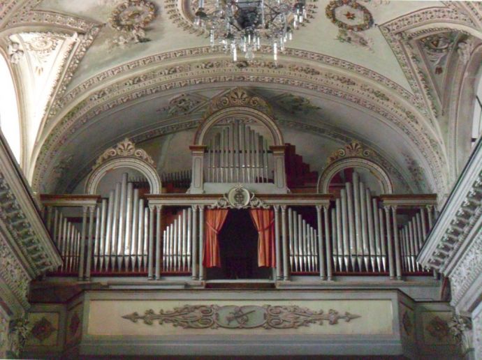 Vista dell'organo a canne della chiesa dell'Addolorata di Gioiosa Ionica 