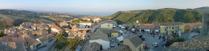 Panorama di Squillace dal Castello con vista sul Mar Ionio