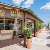 Ingresso Stella Maris, piante e decorazioni.