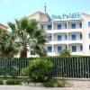 Hotel con palme e quattro stelle.