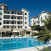 Piscina davanti a un hotel.