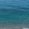 Acqua del mare cristallina a riva.
