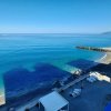 Spiaggia e mare blu con rocce.