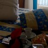 Camera con letto, vassoio da tè e vista mare.