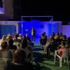 Spettacolo serale all'aperto con pubblico.