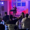 Persona al piano durante uno spettacolo.