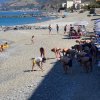 Persone fanno esercizi su una spiaggia.