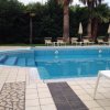 Dettaglio della piscina con pavimentazione in piastrelle.