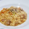Piatto di risotto con funghi e formaggio.