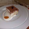 Dessert servito su piatto di crema.