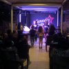 Spettacolo serale su un palco con bambini protagonisti.