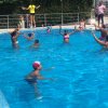 Persone che fanno acquagym in piscina.