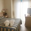 Camera d'albergo con letto matrimoniale e TV.