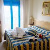 Camera matrimoniale con asciugamani sul letto.