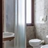 Bagno moderno con doccia.