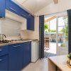 Cucina luminosa con porte finestra.