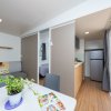 Interno moderno con tavolo, pianta e cucina.