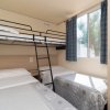 Camera con letto a castello e due letti singoli.
