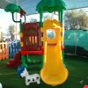Un parco giochi colorato con uno scivolo giallo e giochi per bambini.
