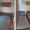 Camera con letto matrimoniale e un'altra con due letti singoli, arredamento semplice.