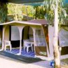 Tenda da campeggio con tavolini all'esterno.