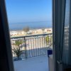 Vista del mare da un balcone aperto.