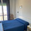 Camera con letto matrimoniale blu e balcone.
