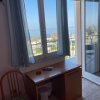 Vista mare da finestra con scrivania e sedia.