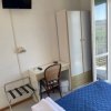 Camera d'albergo con scrivania, televisore e letto.