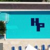 Piscina rettangolare con il logo 