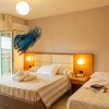 Letto matrimoniale e singolo, pittura di ara blu.