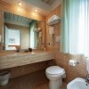 Bagno moderno con lavabo e grande specchio.