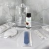 Set di prodotti da bagno su un ripiano bianco.