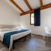 Camera da letto con soffitto in legno e arredi moderni.