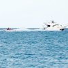 Due imbarcazioni veloci navigano su un mare blu.