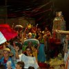 Gruppo di persone in festa, alcune con sombreri e una bandiera messicana.