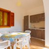 Cucina con tavolo e sedie bianche in veranda.