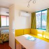 Interno mobile home con divano giallo e tavolo.