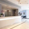Reception moderna con bancone bianco.