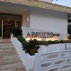 Ingresso dell'Abruzzo Hotel con scale.