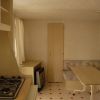 Interno di roulotte con tavola, divano ad angolo e finestra.