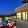 Terrazza con tavolo imbandito, vista panoramica.