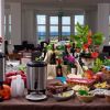 Buffet con bevande e snack in interni eleganti.