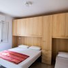 Camera con letto matrimoniale e singolo, armadio a muro.