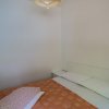 Letto matrimoniale con copriletto arancione.