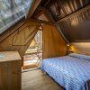 Tenda con letto matrimoniale e scrivania.