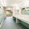 Bagni pubblici con lavandini e specchi.