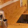 Cucina in legno chiaro con fornelli neri.